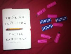 Imagen que muestra libro de Kahneman y rulos